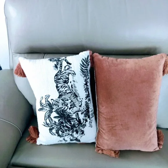 COTTON & VELVET PRINT PILLOW WITH TIGEr IMAGES & TASSELS - Picture 7 of 10